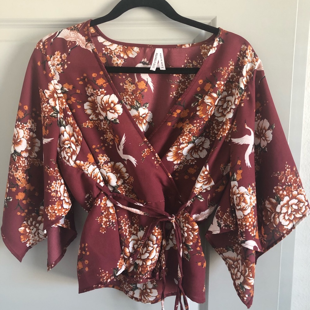 FLORAL POLYESTER BLOUSE.